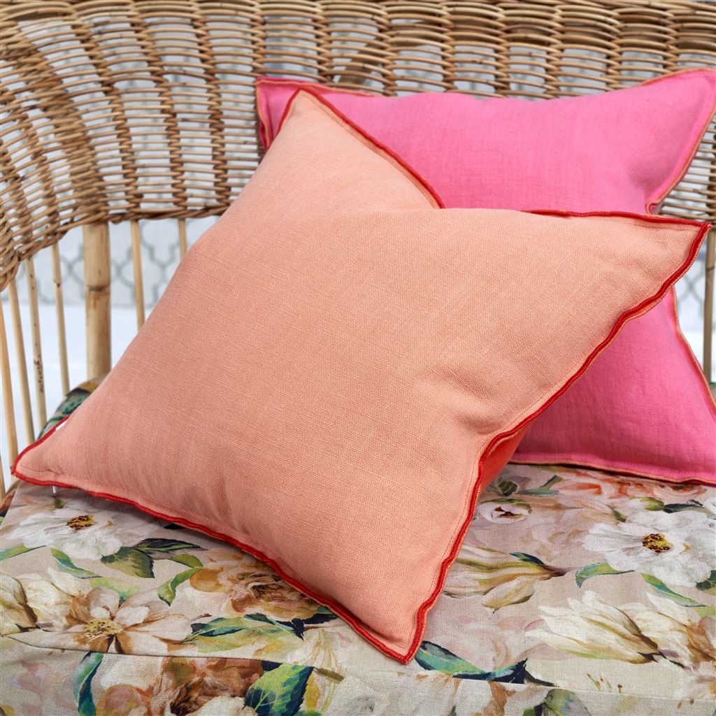 Cojín decorativo de lino hibisco y melocotón Brera Lino de Designers Guild