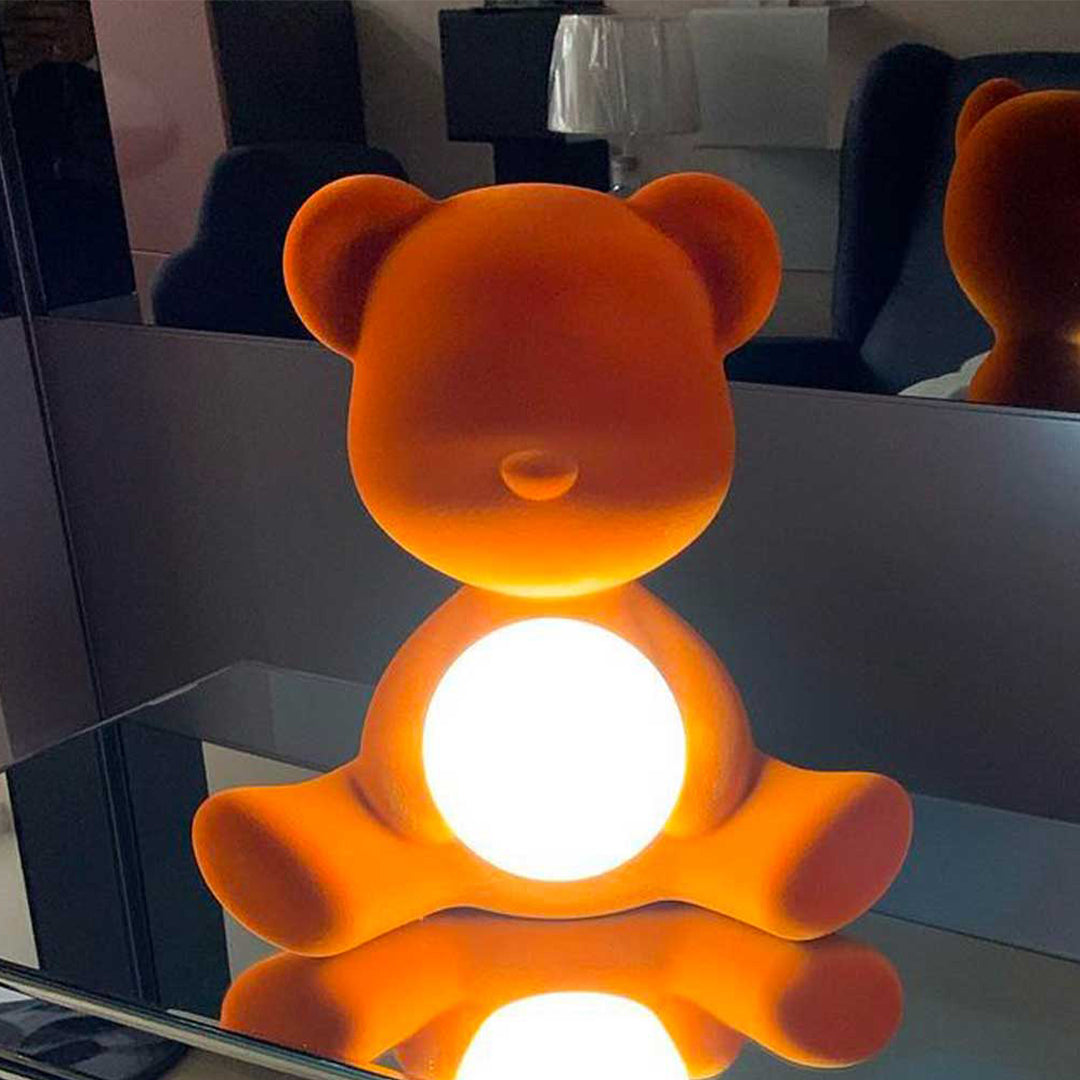 Lámpara LED Teddy Girl con acabado de terciopelo